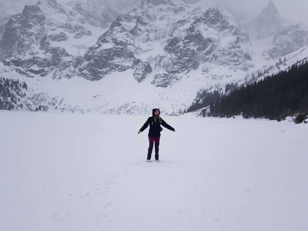 Dziewczyna w górach zimą